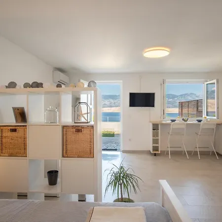 A White Cliffside Apartamento *