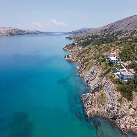 A White Cliffside Apartamento