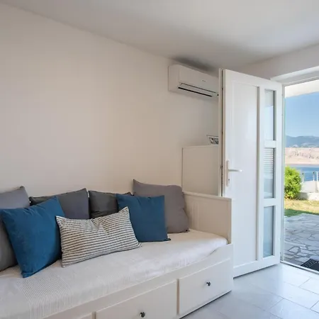 A White Cliffside Apartamento