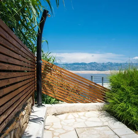Daire A White Cliffside *