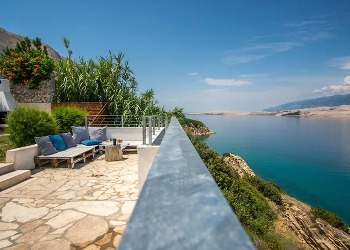 A White Cliffside Appartement