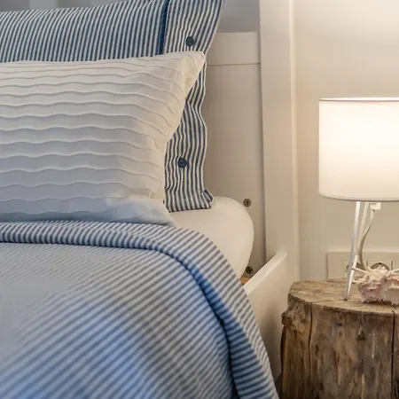 A White Cliffside Appartamento