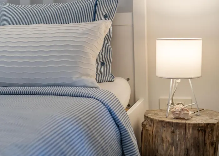 A White Cliffside Appartamento